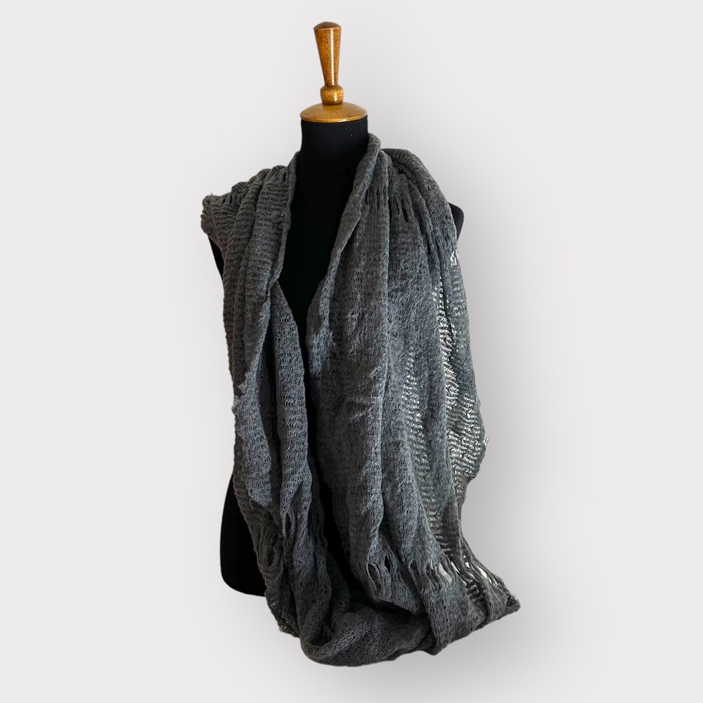 Paula Bianco loose knit gray scarf